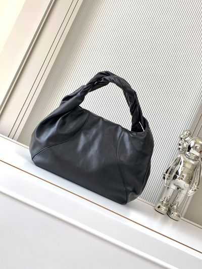 フェンディバッグ背面デザイン